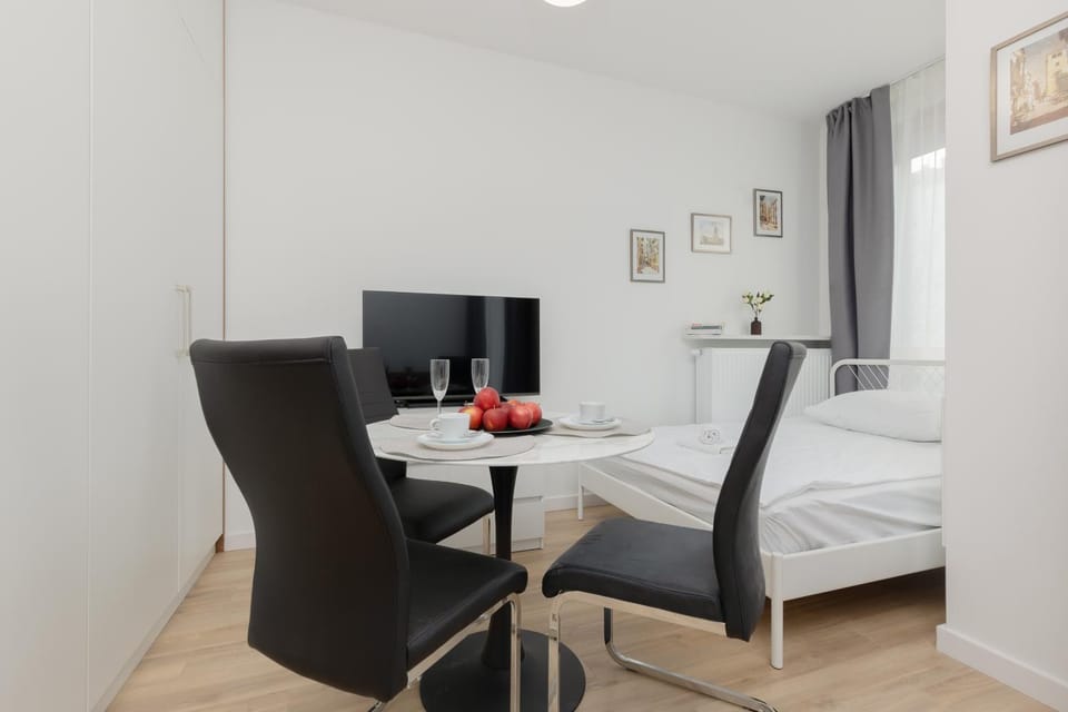 Bed, Living room, Photo of the whole room, Seating area, Dining area, Bedroom, hair dresser