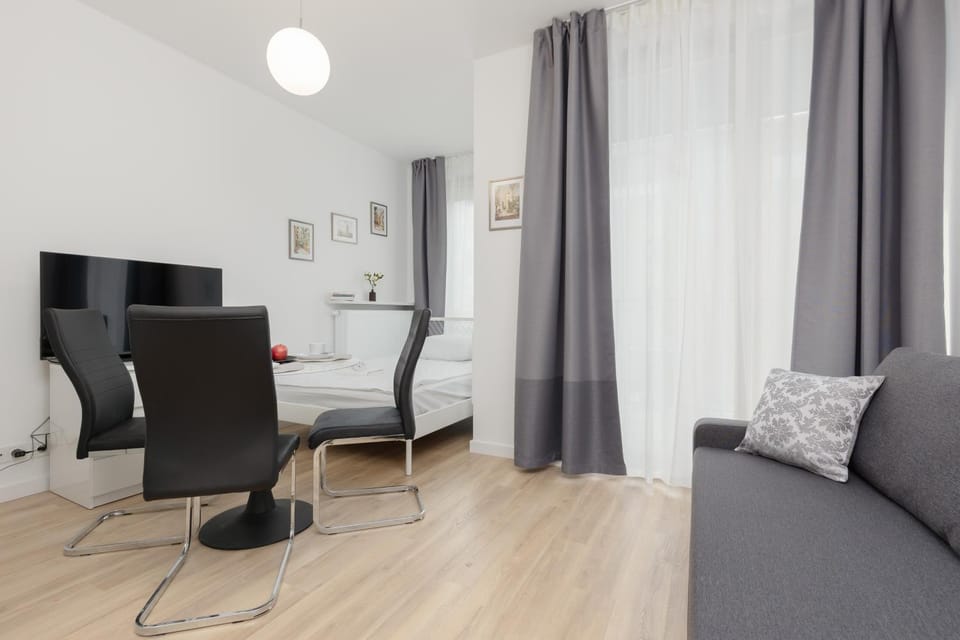 Bed, TV and multimedia, Living room, Photo of the whole room, Seating area, Bedroom, hair dresser