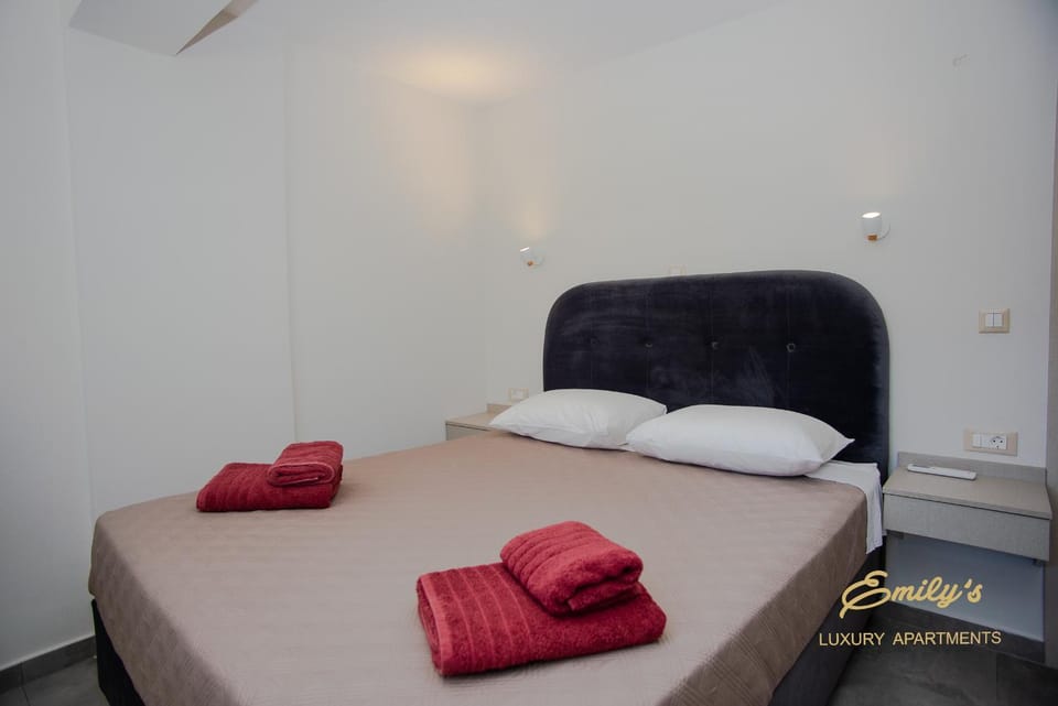 EMILY'S LUXURY APARTMENTS/ GARDEN House in Argostolion