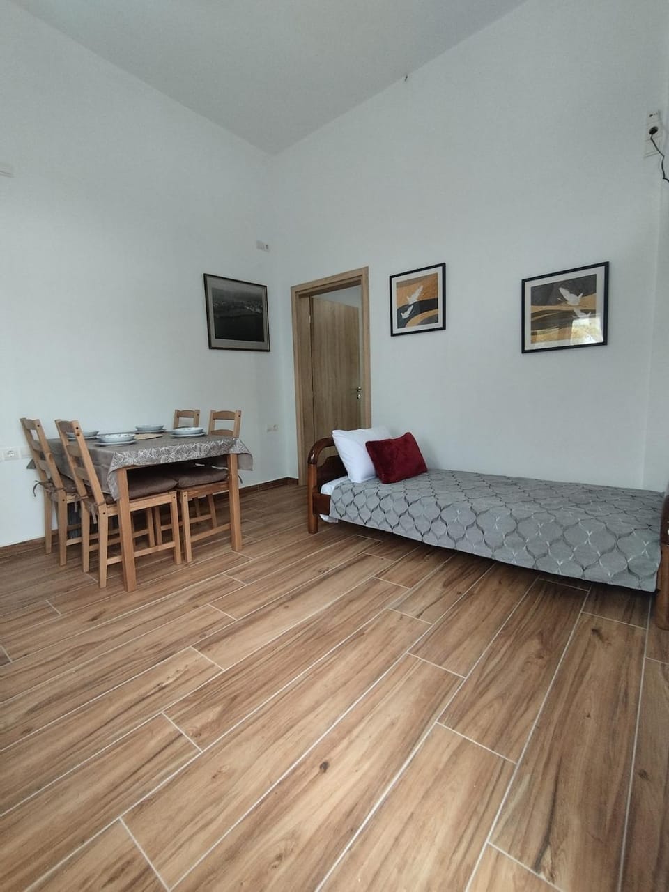 Bed, TV and multimedia, Dining area