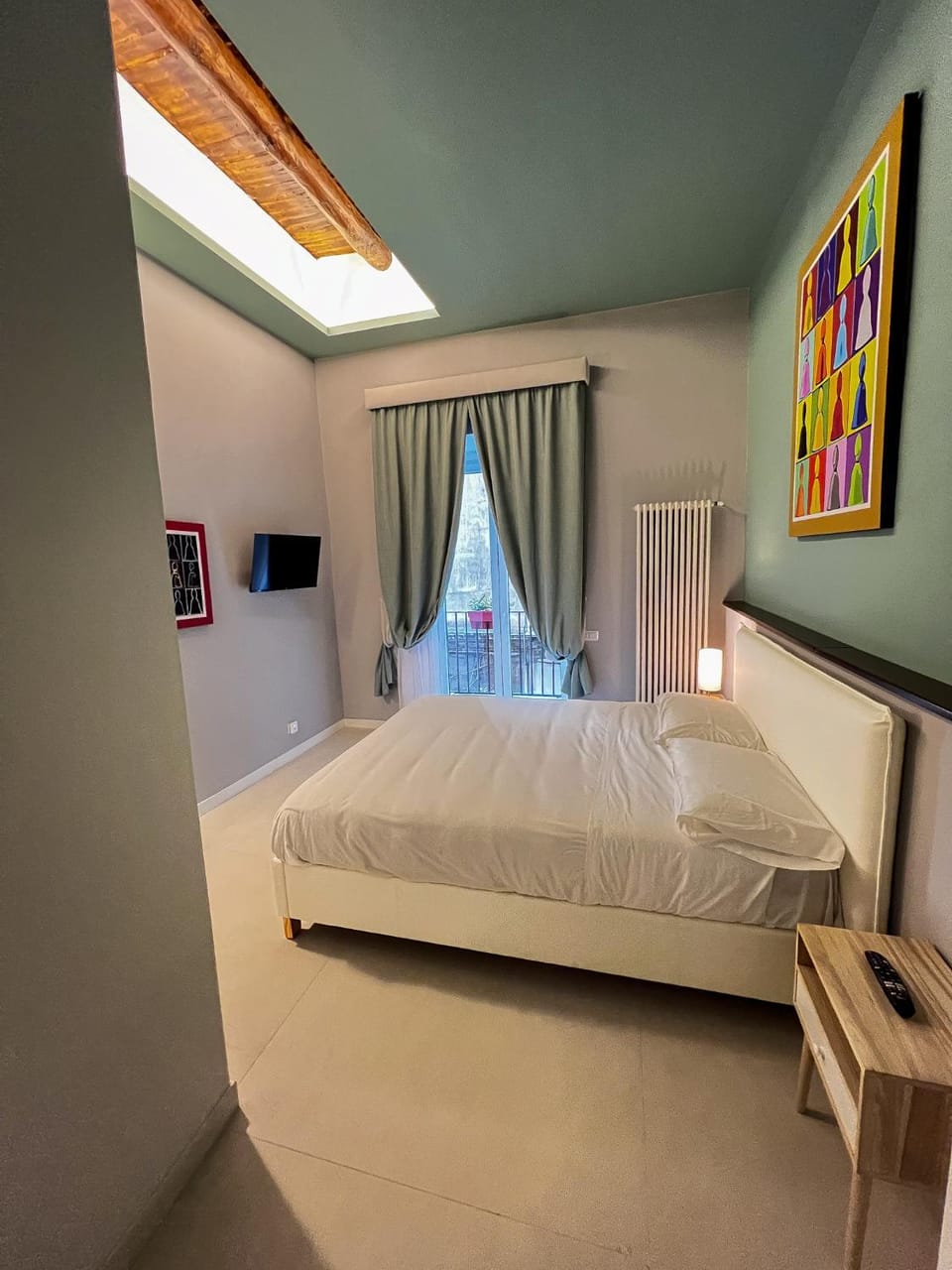 Bed, TV and multimedia, Photo of the whole room, Bedroom