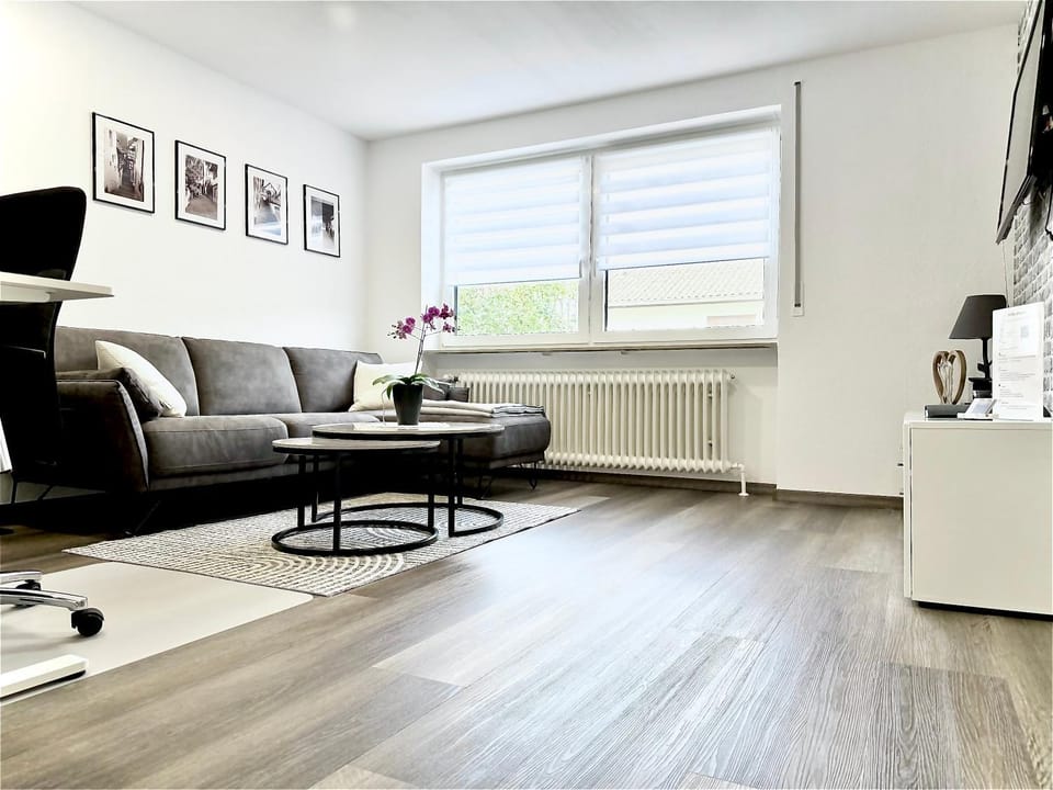 Living room, Seating area, Evening entertainment, Food, internet