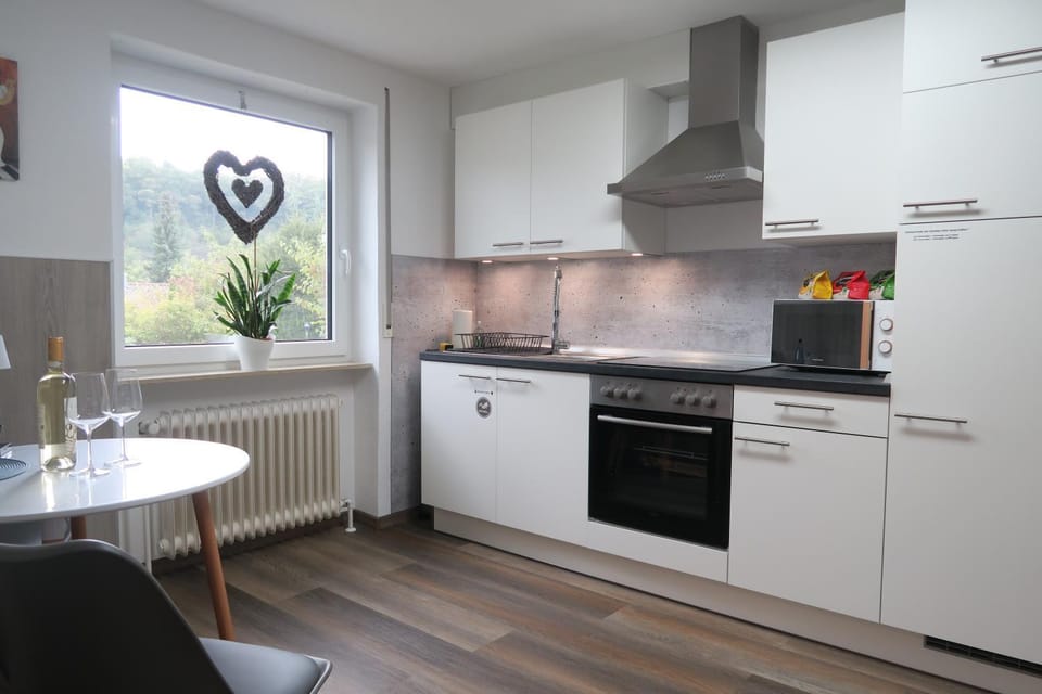 Kitchen or kitchenette, Dining area, internet, microwave, oven, stove, toaster, kitchen