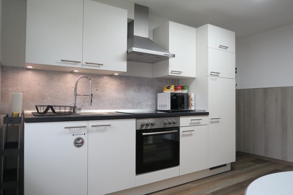 Kitchen or kitchenette, Photo of the whole room, Decorative detail, Meals, Drinks, oven, stove, toaster, kitchen