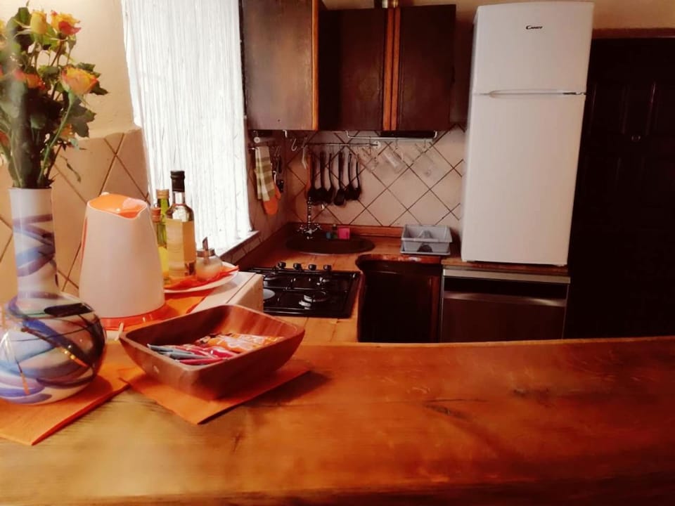 Kitchen or kitchenette, minibar