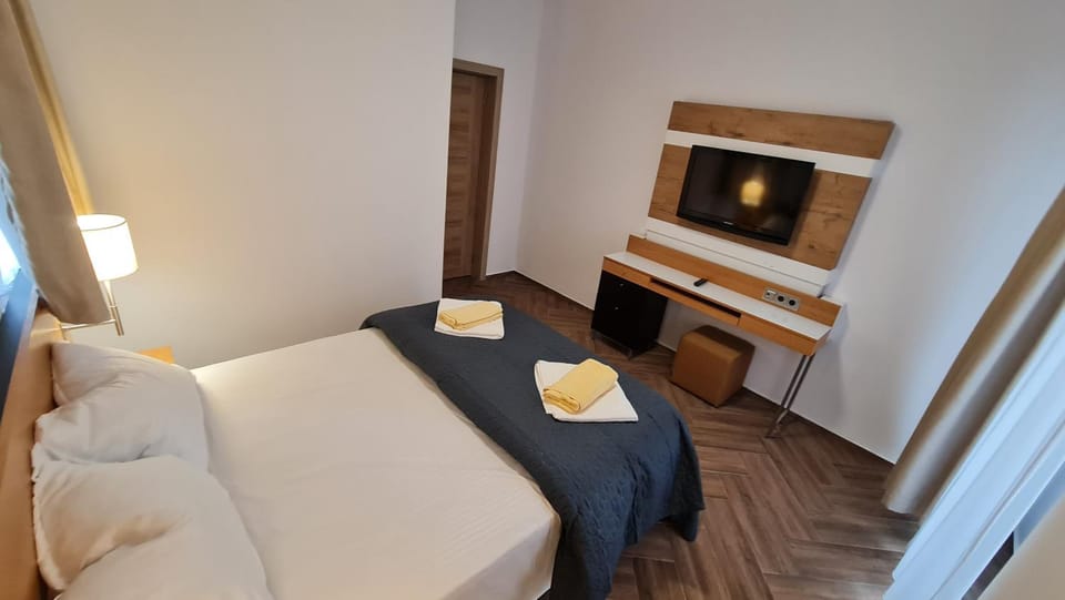 Bed, TV and multimedia, Kitchen or kitchenette, Photo of the whole room, Bedroom, towels