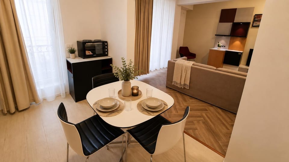 Kitchen or kitchenette, Seating area