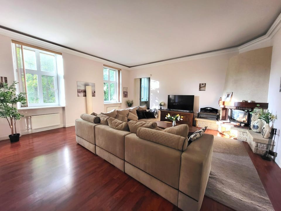 Day, Summer, TV and multimedia, Living room, Lounge or bar, Photo of the whole room, Seating area, Evening entertainment, Entertainment, furniture