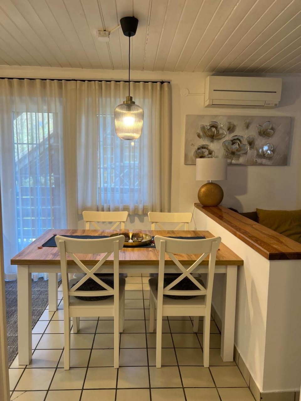 Property building, People, Seating area, Dining area, Breakfast, air conditioner, air conditioner