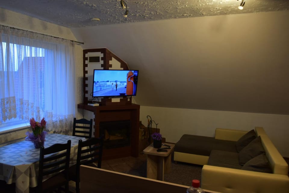 TV and multimedia, Living room, Seating area, Dining area