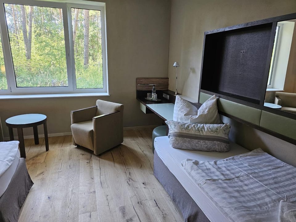 Photo of the whole room, Seating area