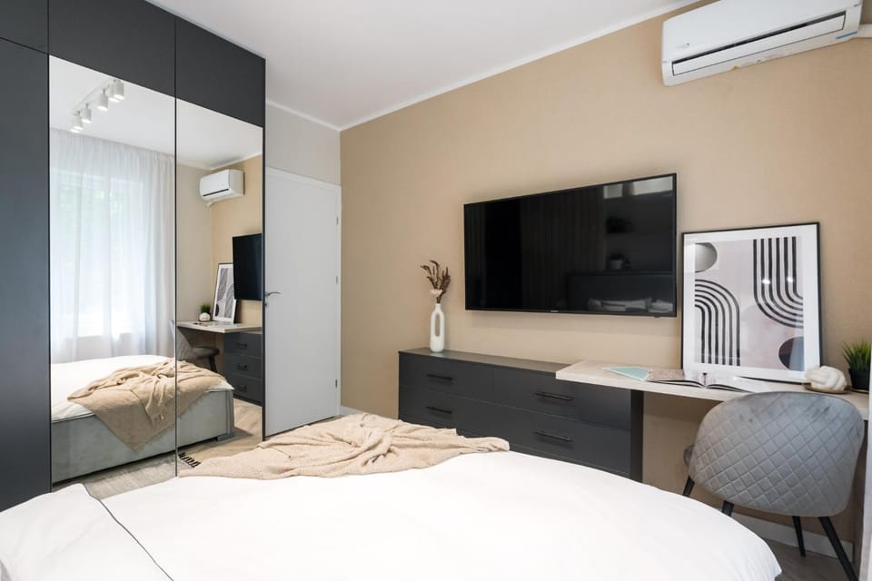 Bed, TV and multimedia, Bedroom, air conditioner