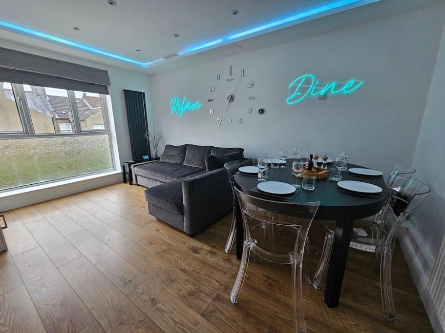 Living room, Dining area