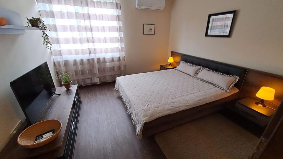 Bed, TV and multimedia, Bedroom, air conditioner