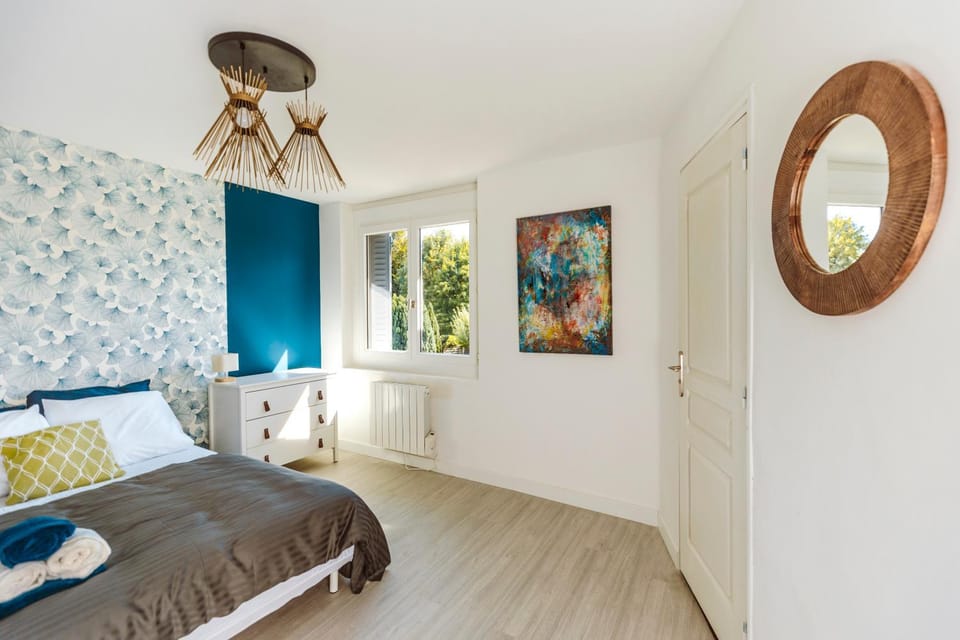 Bed, Photo of the whole room, Decorative detail, Bedroom