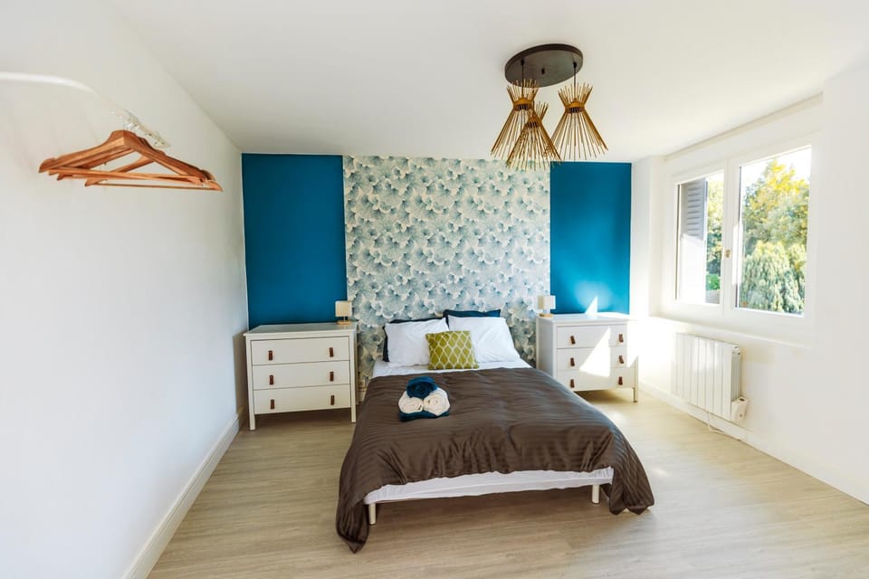 Bed, Photo of the whole room, Bedroom, towels