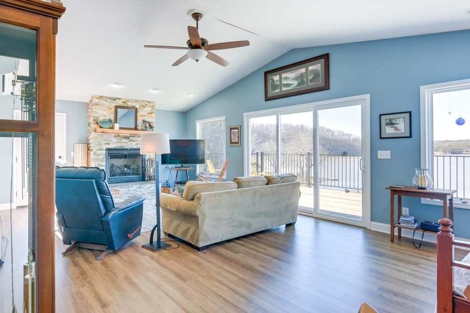 Radford Home w/ Wraparound Deck! House in Claytor Lake