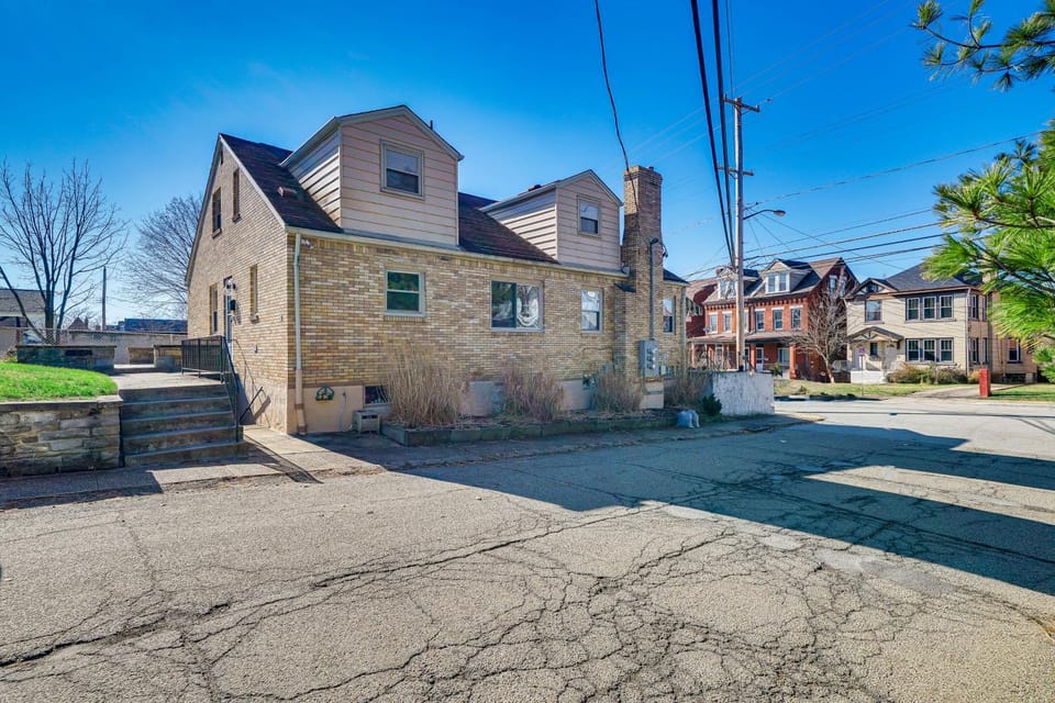 Pittsburgh Couple's Retreat ~ 2 Mi to Downtown! Apartment in Pittsburgh