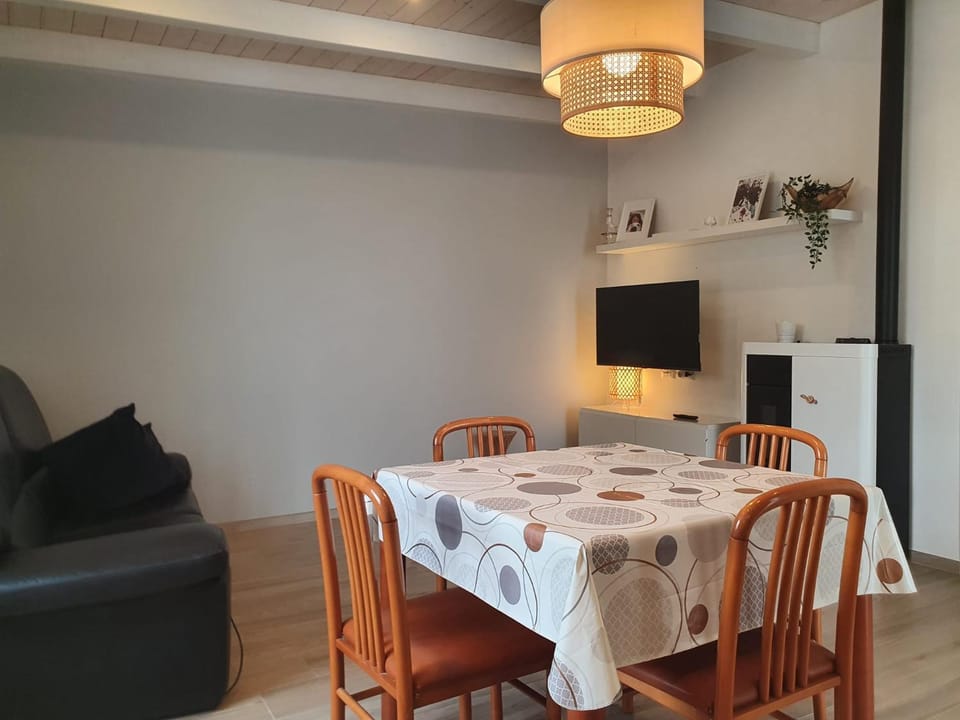 TV and multimedia, Living room, Seating area, Dining area, Evening entertainment