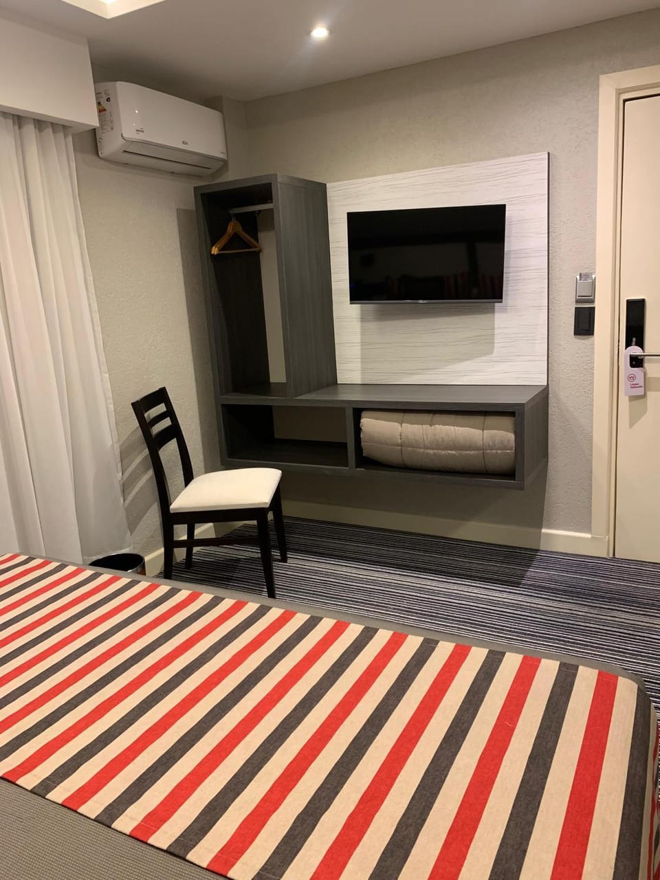 Communal lounge/ TV room, Bed, TV and multimedia, Living room, Photo of the whole room, Seating area, Evening entertainment, Bedroom, wardrobe, air conditioner