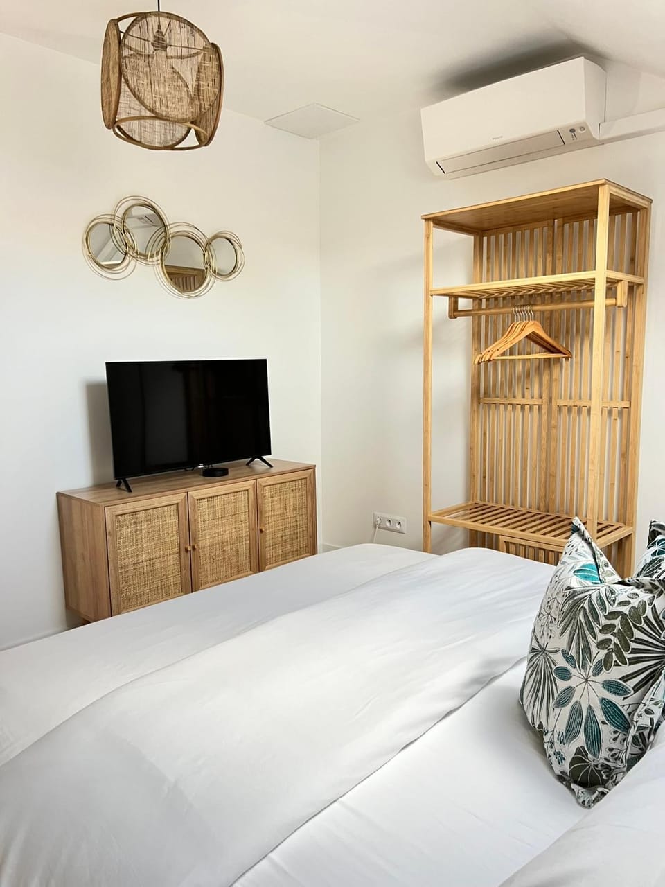 Bed, TV and multimedia, Bedroom, wardrobe, air conditioner