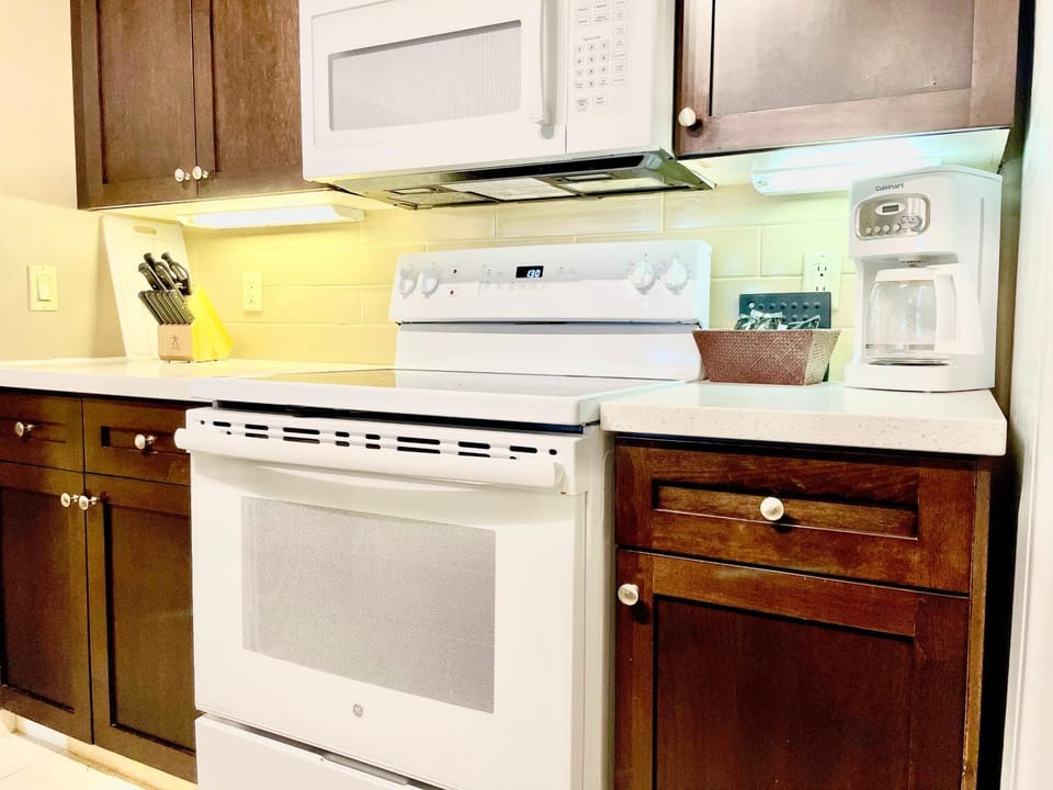 Kitchen or kitchenette, minibar, pet friendly, stove