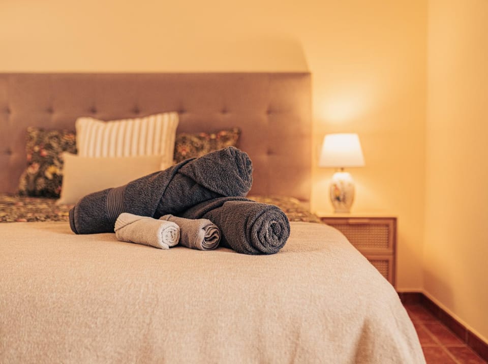 Bed, towels