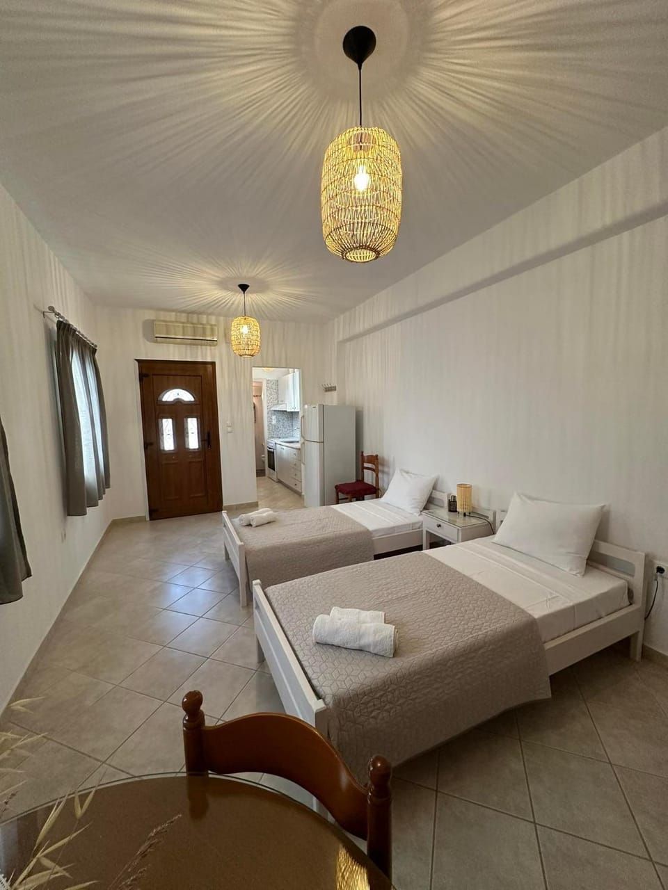 Bed, Living room, Photo of the whole room, Seating area, Bedroom, towels, air conditioner