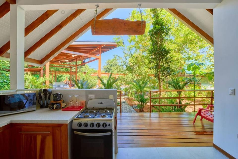 Casa Jeffrey - Beach Escape, Stunning views, Private Pool Steps to Ocean House in Panama