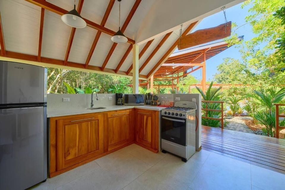 Casa Jeffrey - Beach Escape, Stunning views, Private Pool Steps to Ocean House in Panama