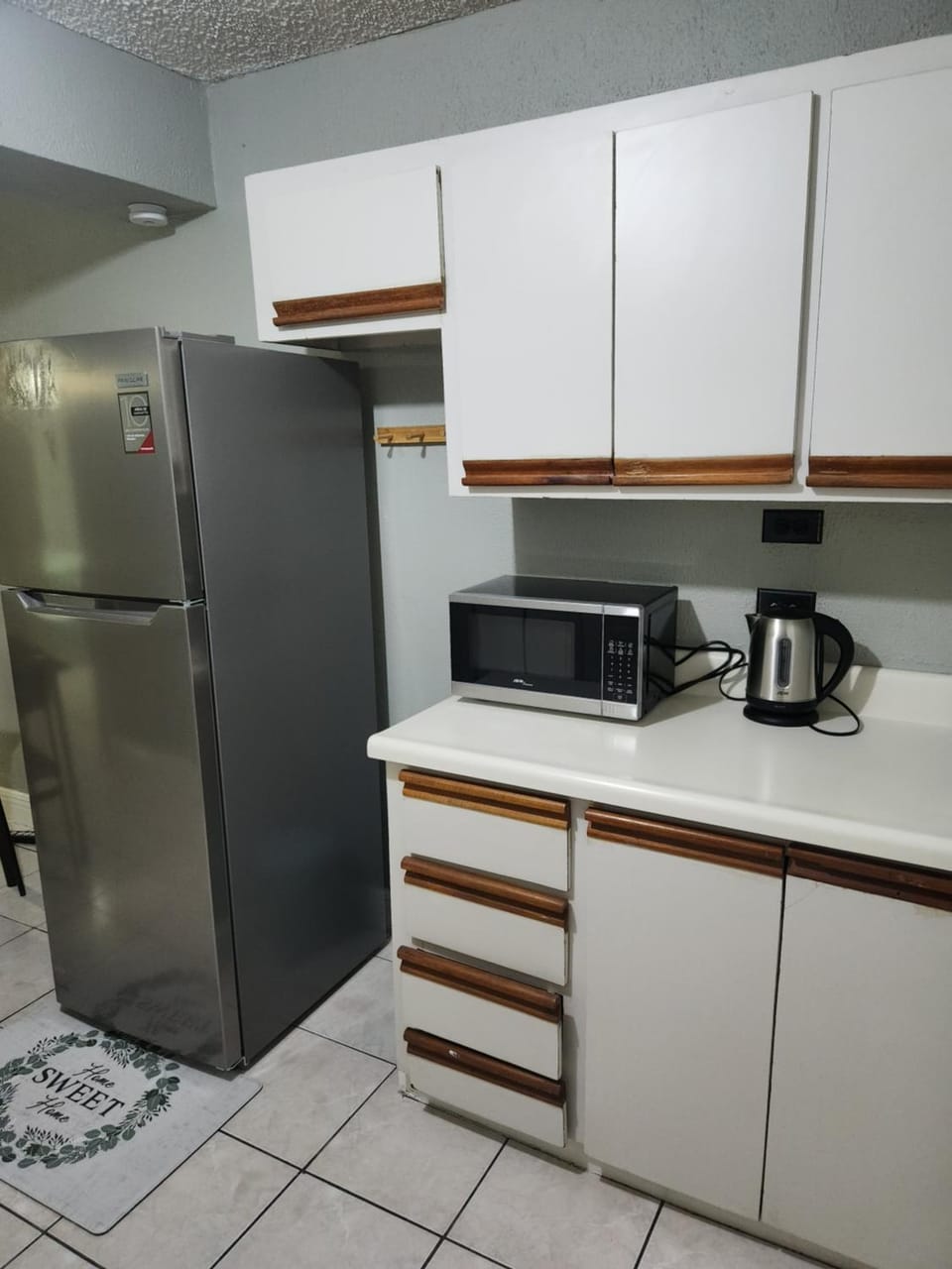 Kitchen or kitchenette, minibar