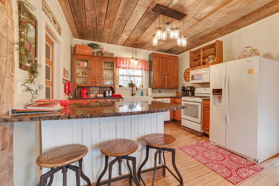 ‘Cedar Creek Guesthouse’ 3 Mi to Lake Charlevoix House in East Jordan