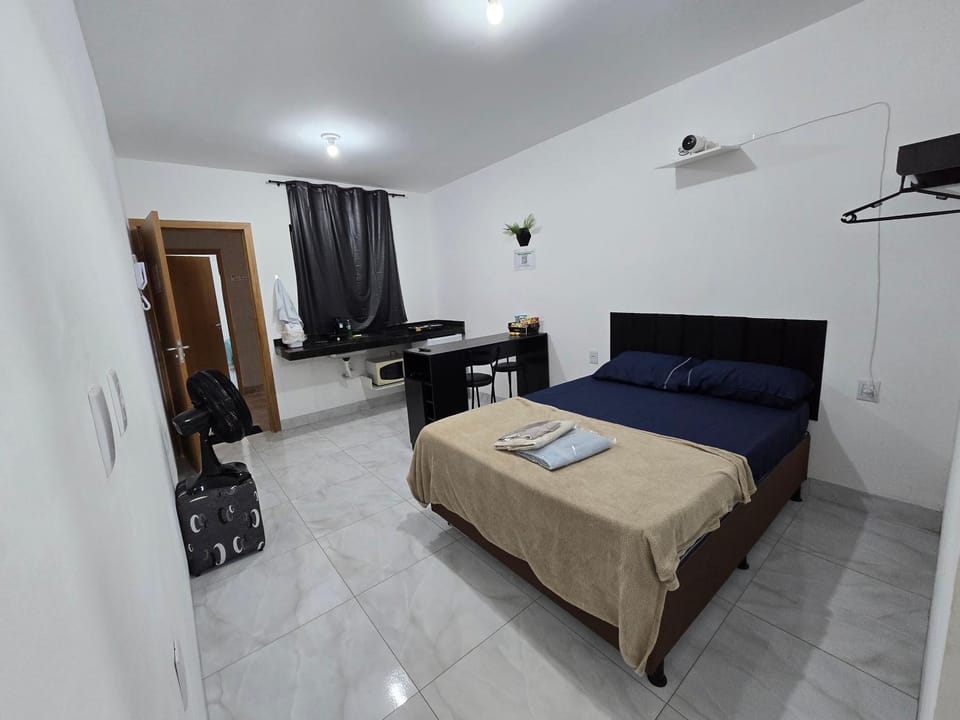 Bed, TV and multimedia, Living room, Photo of the whole room, Seating area, Bedroom, towels