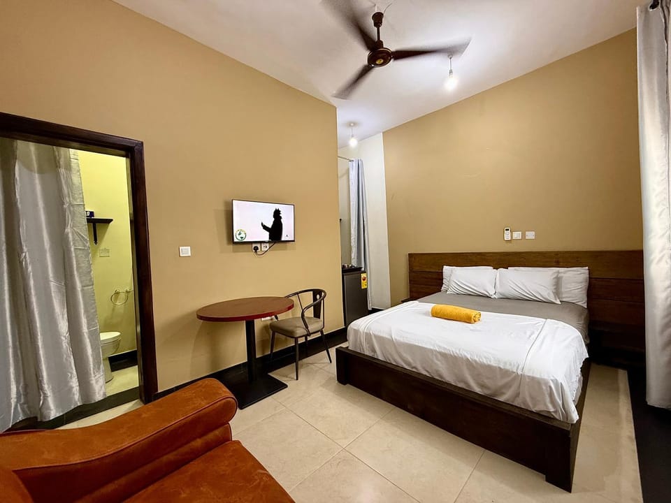 Bed, TV and multimedia, Photo of the whole room, Bedroom