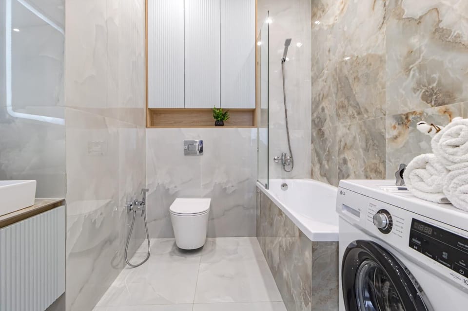 Toilet, Bath, towels, washing machine
