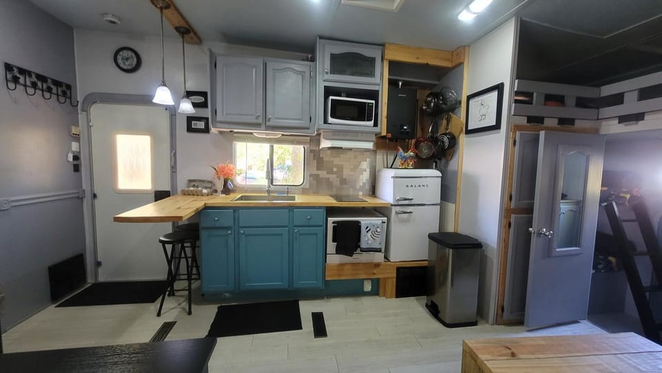 Kitchen or kitchenette, dishwasher, stove