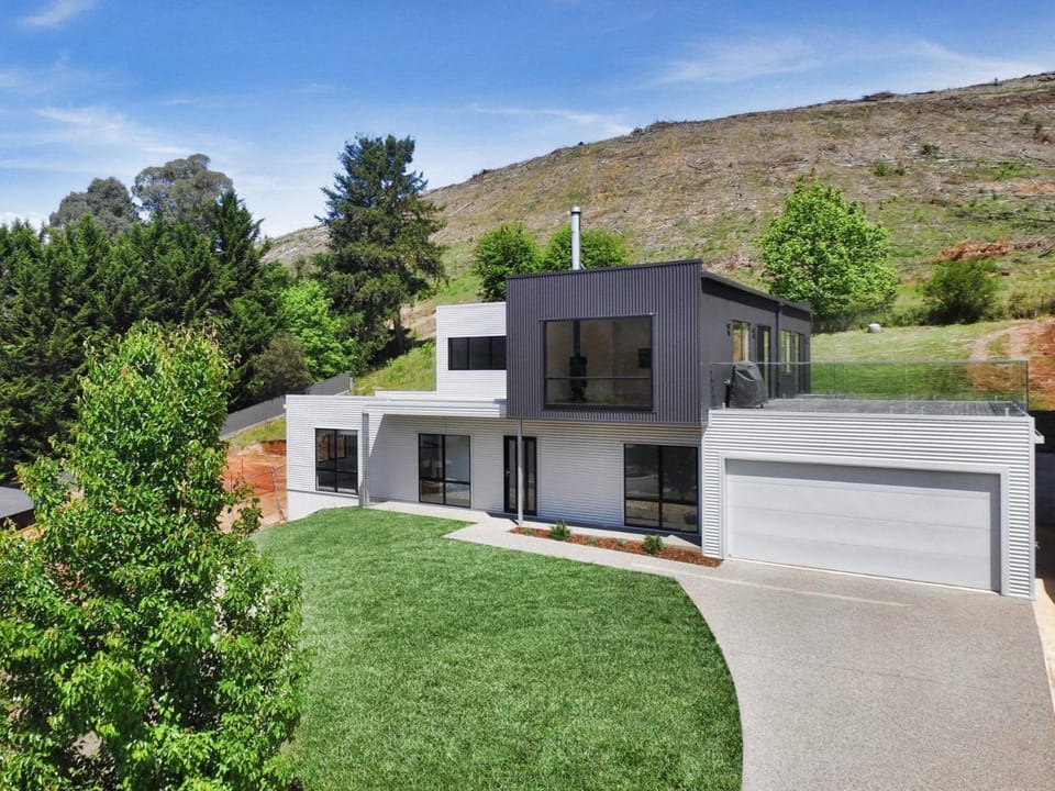 Balcony to Bogong - modern house ten minute stroll to town House in Porepunkah