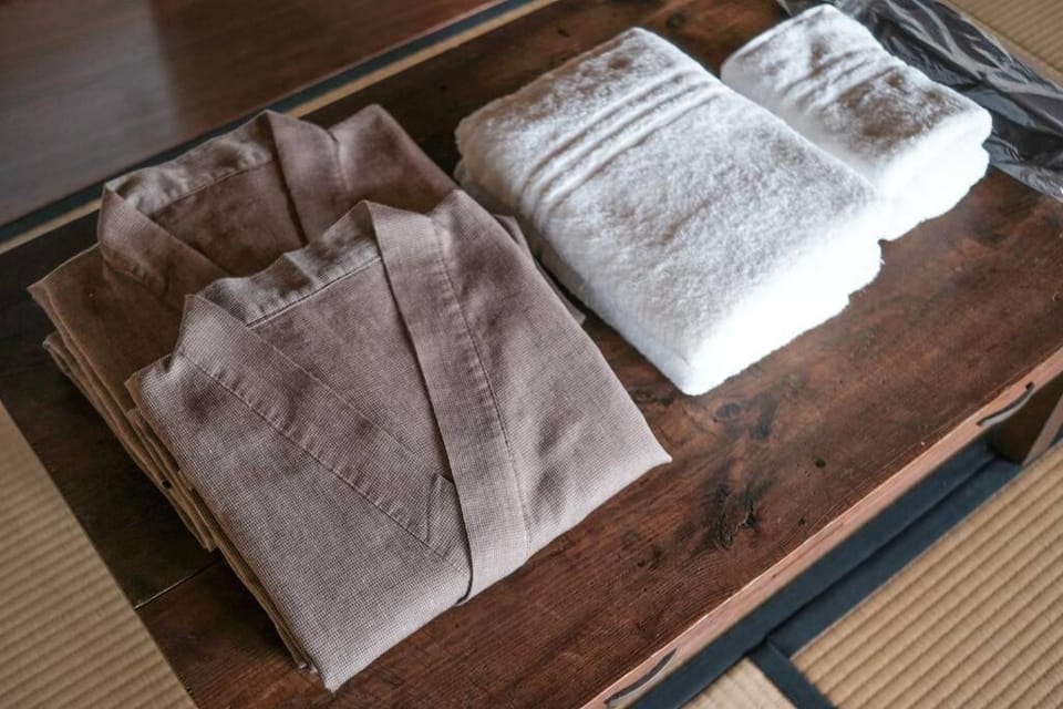 Photo of the whole room, towels