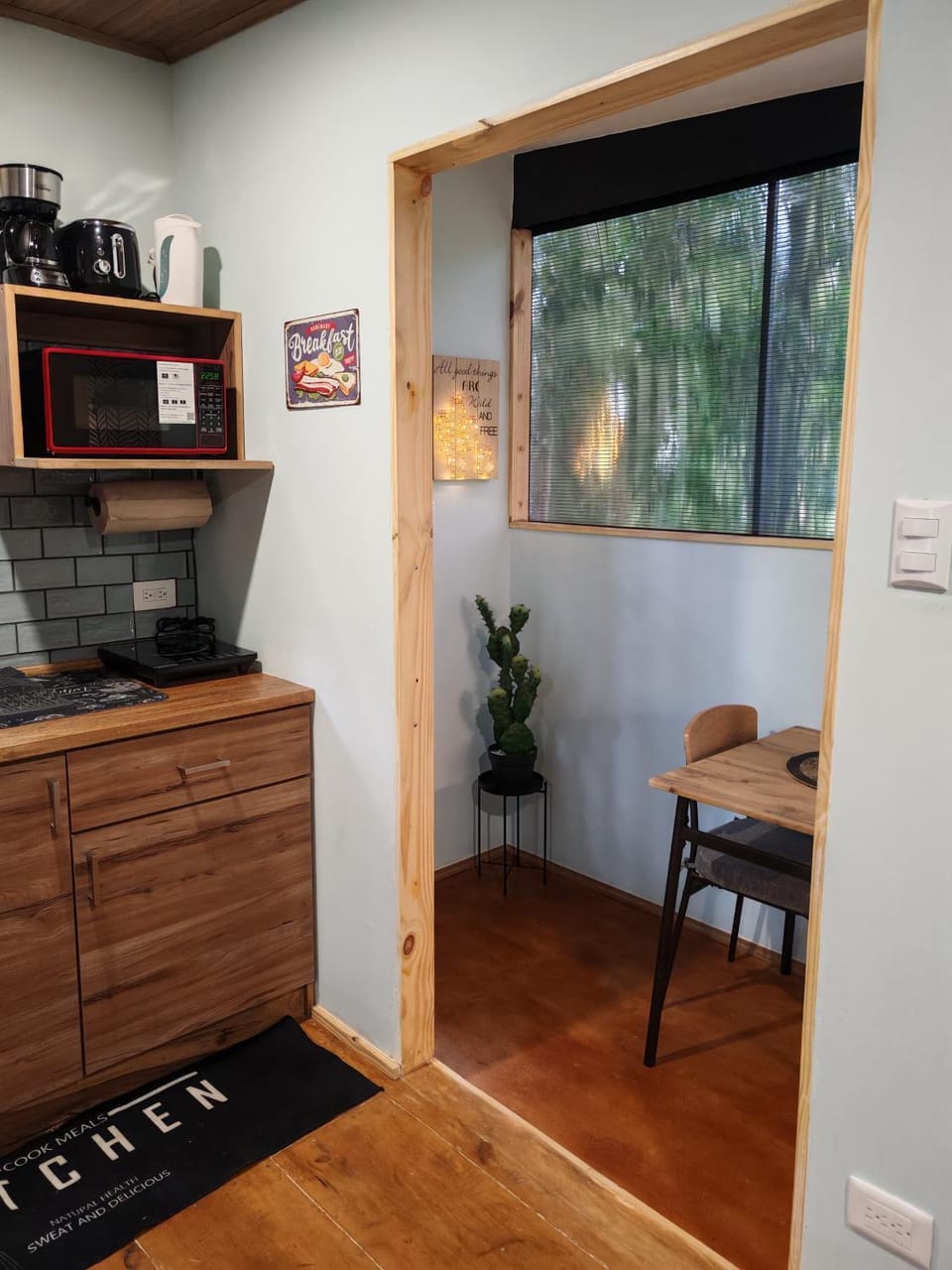 Kitchen or kitchenette, Dining area