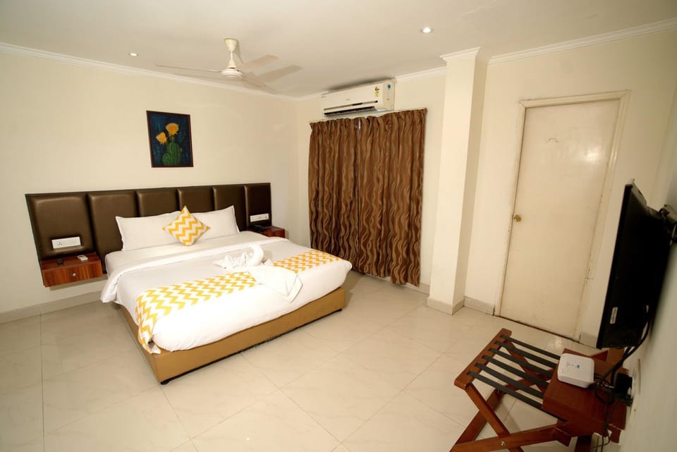 Bed, Photo of the whole room, Seating area, Bedroom, air conditioner