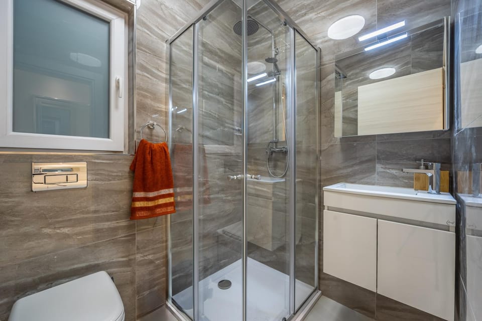 Shower, Toilet, Bathroom, towels