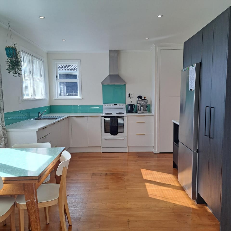 Kitchen or kitchenette, Dining area, oven, stove