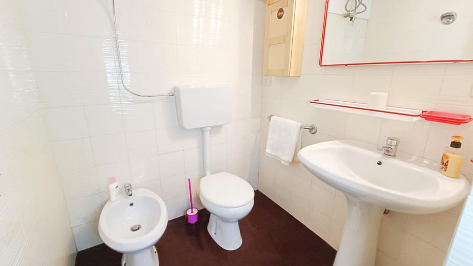 Toilet, Bathroom, bidet, towels