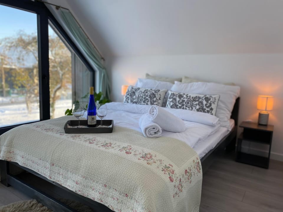 Bed, Photo of the whole room, Bedroom, towels