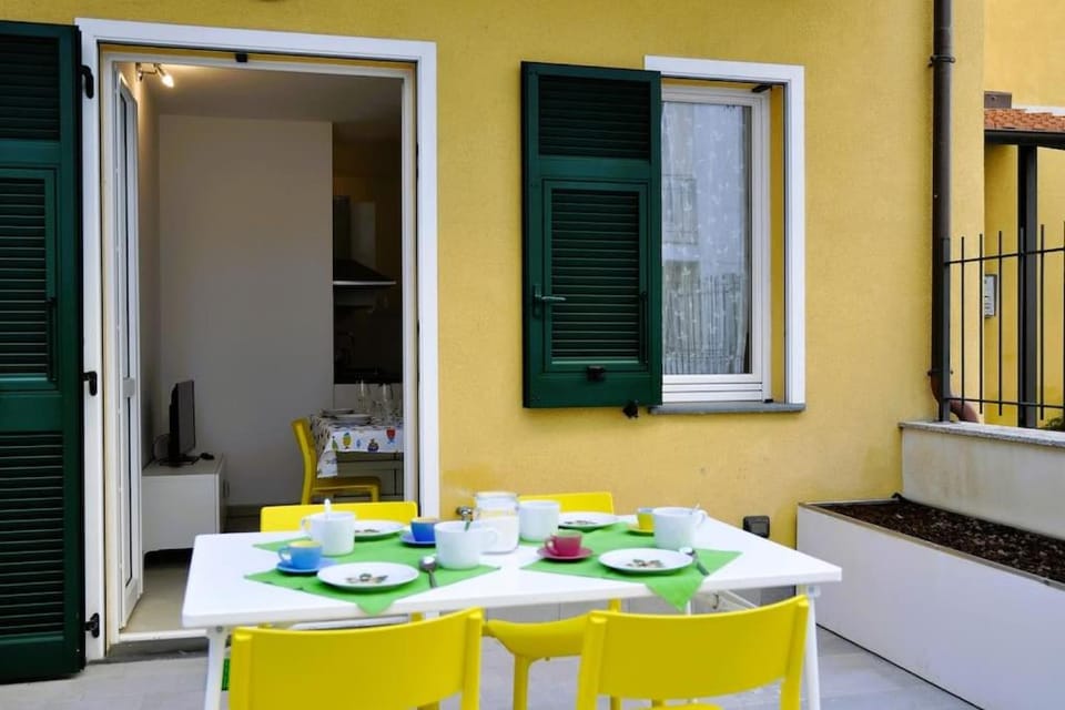 Property building, Patio, Dining area