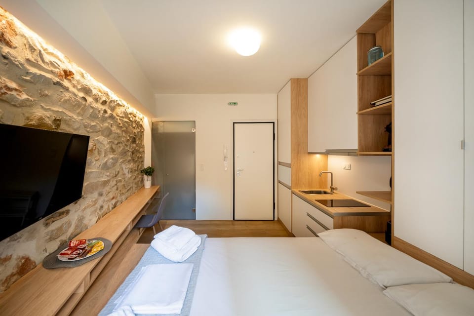 Bed, TV and multimedia, Kitchen or kitchenette, Photo of the whole room, Bedroom, towels, wardrobe