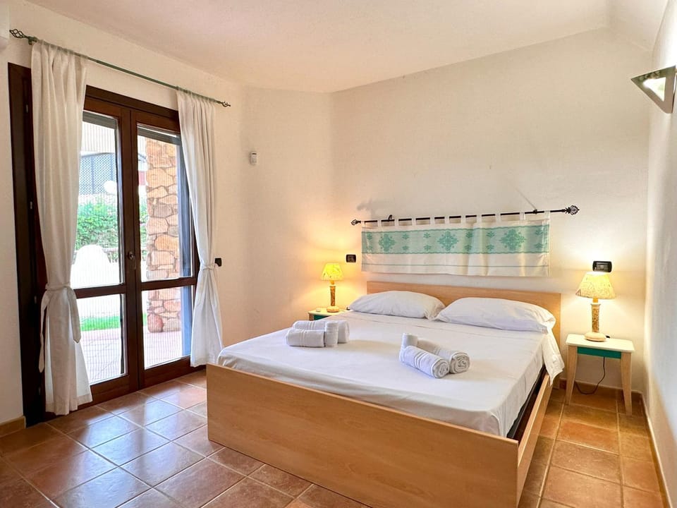 Villa Tamaris, Campulongu walk to private beach House in Sardinia