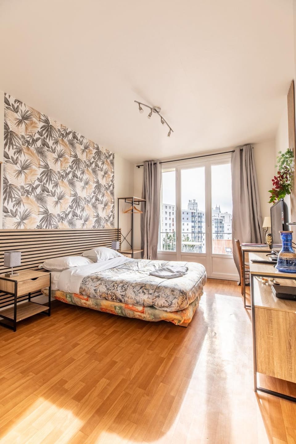 Bed, Living room, Photo of the whole room, Seating area, Bedroom, towels
