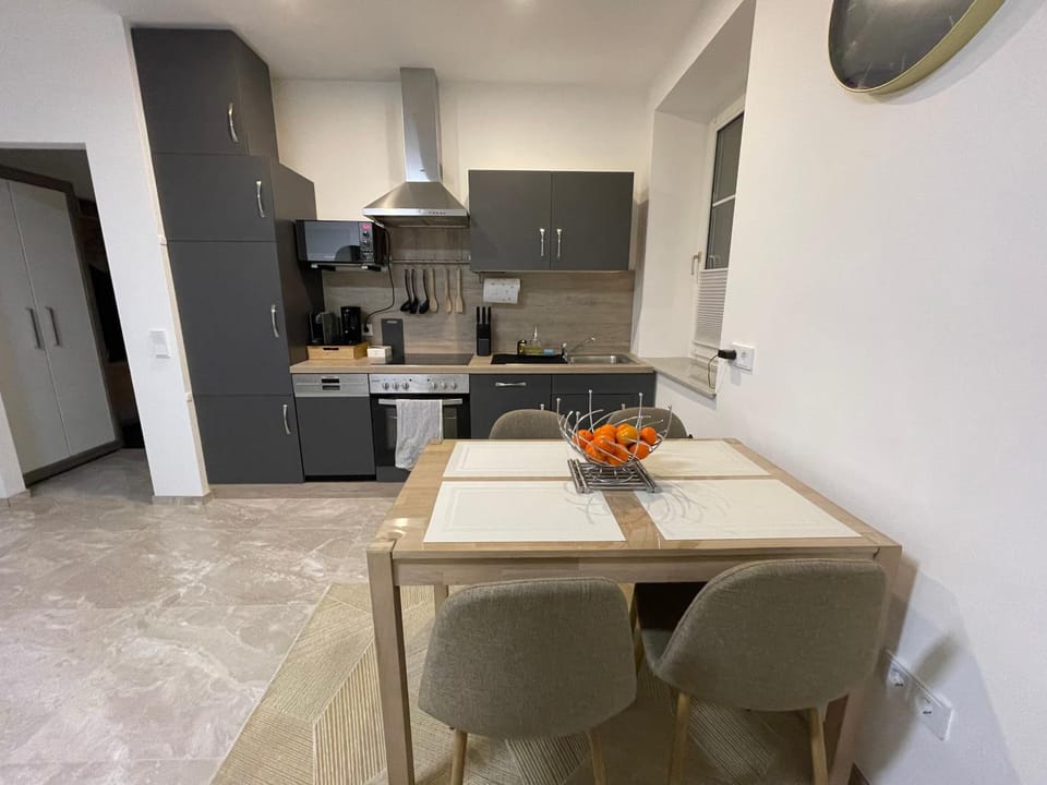 Kitchen or kitchenette, Dining area, minibar, pet friendly, stove