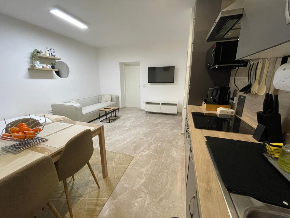 Communal lounge/ TV room, TV and multimedia, Kitchen or kitchenette, Living room, Food and drinks, Seating area, Dining area, Evening entertainment, Food, minibar